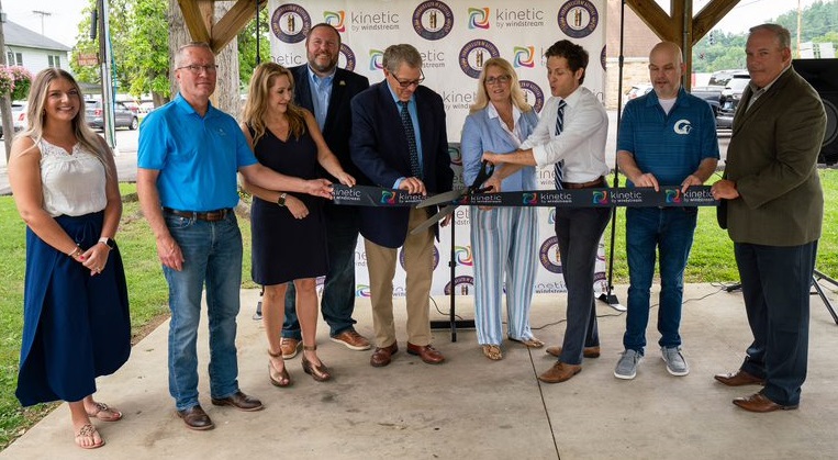TonyThomasWIN's tweet photo. We are excited to see Daily Independent's coverage of Kinetic’s ribbon-cutting ceremony in Grayson, KY. The newest "Gig City" gives nearly 1400 homes &amp; businesses high-speed fiber internet for the first time. #HighSpeedForHere #HometownHighlights 

https://t.co/cryuazB6U8 https://t.co/EkD8DABrnl
