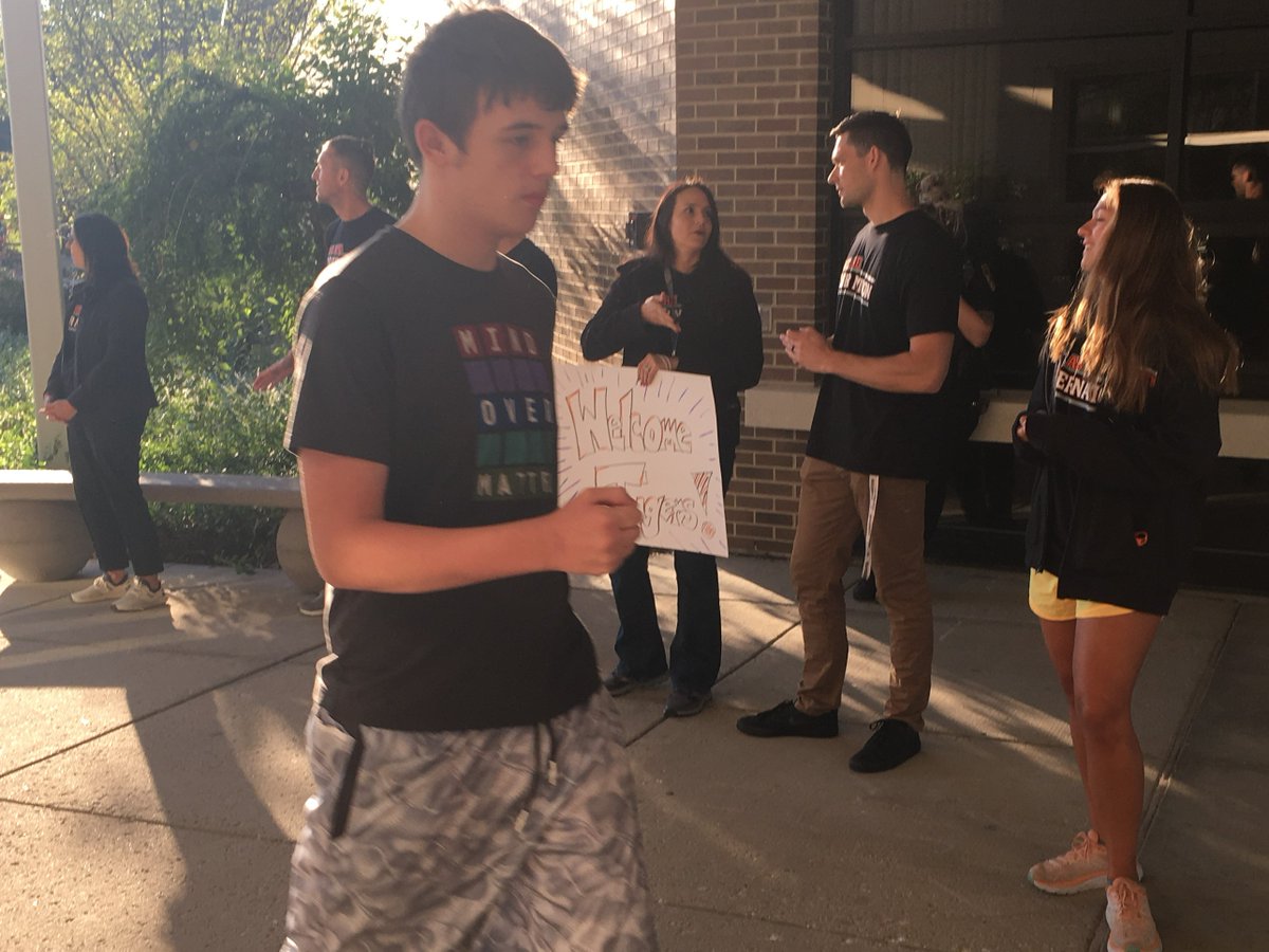 ismithcusd200's tweet photo. The Welcome Crew was out in force at WWS this morning!  Welcome Back Tigers! #yourcommunityschools https://t.co/MVlEHNhWLp