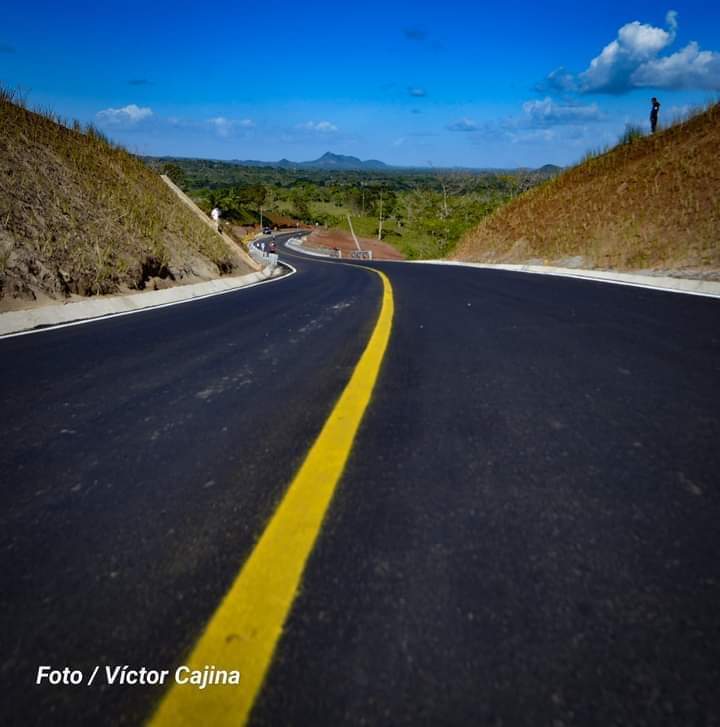 Sayeth_xod's tweet photo. Las bellas carreteras de Nicaragua Carretera Juigalpa - El Rama 🛣🚜
#DeGiraConLaCámara 📷
Foto / Víctor Cajina
#4319vivasandino 
#4319FuerzaDeVictorias 
#PatriaBenditaYLibre 
#Nicaragua https://t.co/bQ0U8rdO9a
