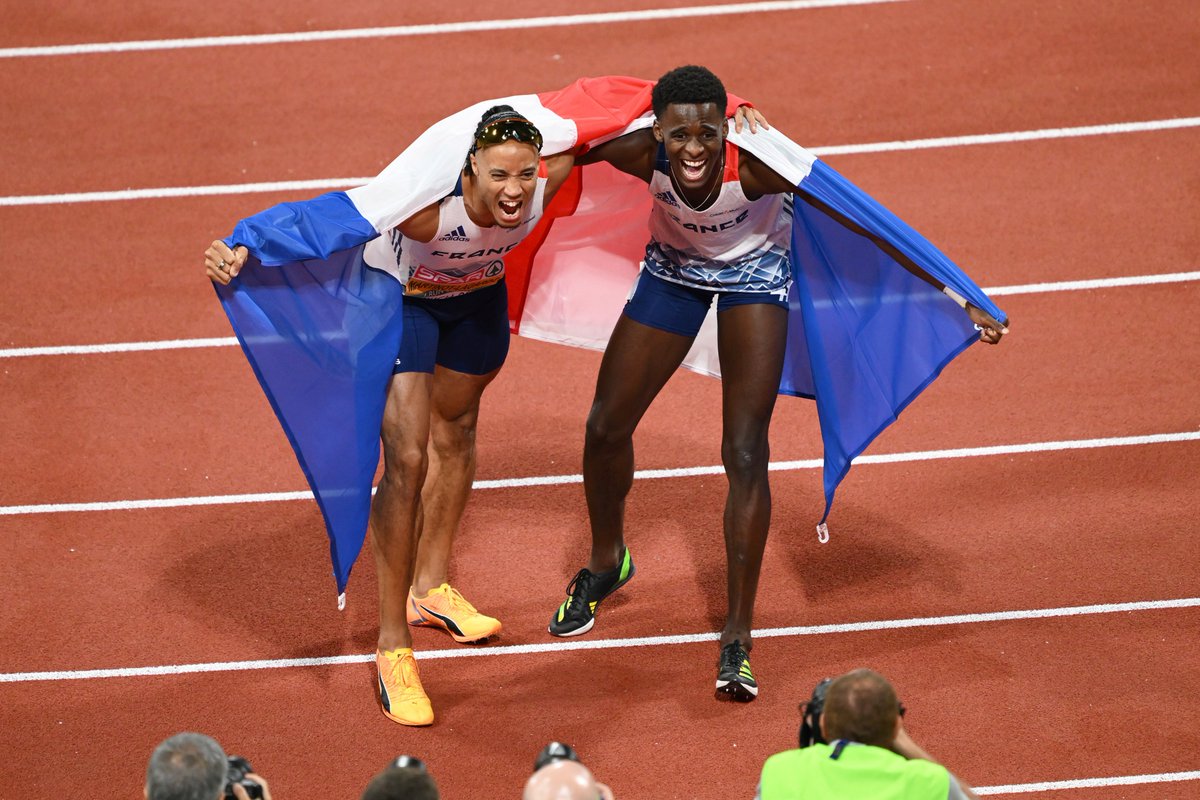 FFAthletisme's tweet photo. 🔥 𝗟'𝗔𝗥𝗚𝗘𝗡𝗧 𝗘𝗧 𝗟𝗘 𝗕𝗥𝗢𝗡𝗭𝗘 !

🥈 Pascal Martinot-Lagarde et 🥉 Just Kwaou-Mathey montent sur les 2e et 3e marches du podium sur 110 m haies, en respectivement 13''14 (-0.2) et 13''33 !

💻 Suivez #Munich2022 sur France 2, France 3 et France 4. https://t.co/LDxjM8zl4X