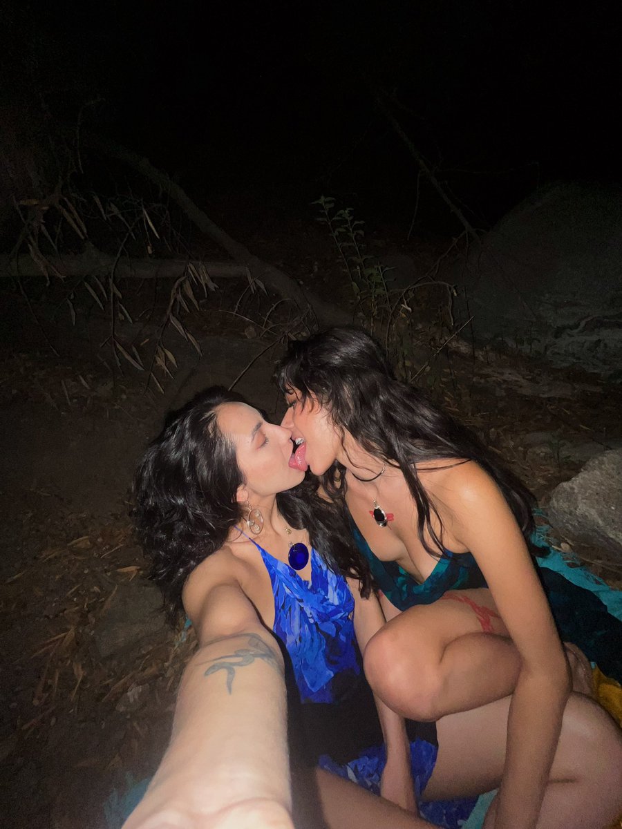 valeriamarrss's tweet photo. This is what the witches in the forrest do after finishing a ritual https://t.co/soB1usYaVD