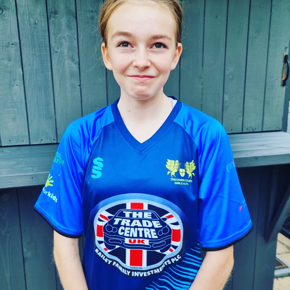 TStarsGirlsFC's tweet photo. @TCWalesLTD Our kit arrived today for our u13s .. Massive Massive thankyou to Trade Centre Wales from myself, coaches, parents and the girls.

Squad photo coming on the weekend from our pre season friendlies in the new kit ⚽️🌟✊🏼 https://t.co/SmwIf8jfXM