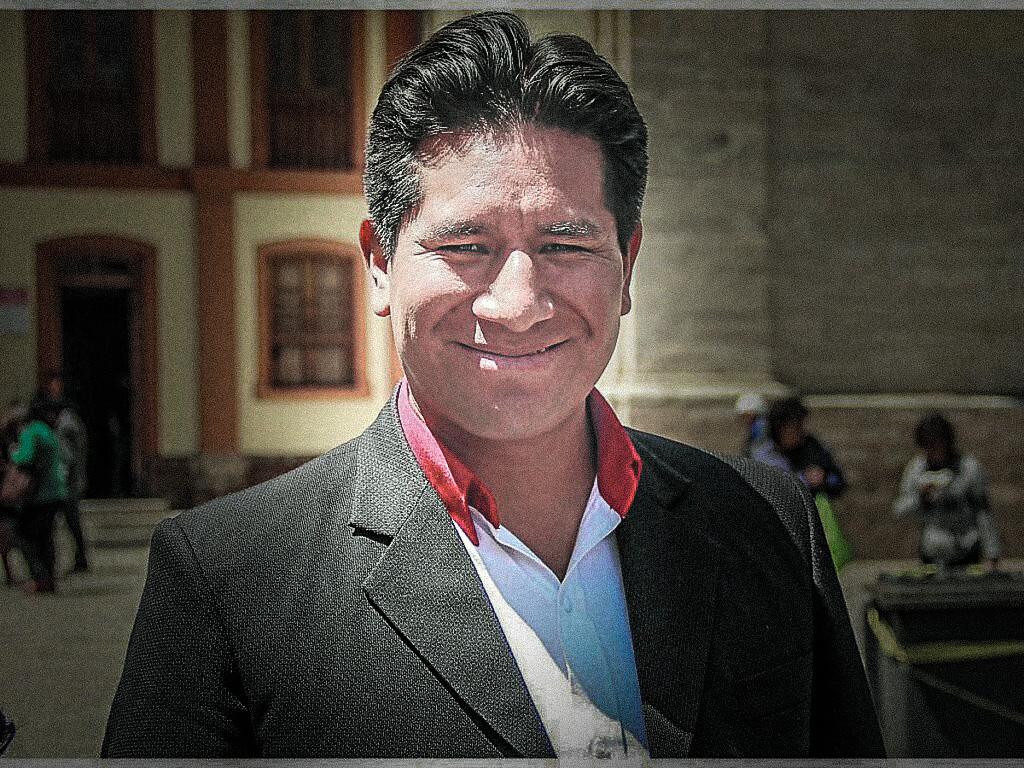 ReporterosUnid2's tweet photo. #Política Hermano del candidato a alcalde de #Huancayo, Carlos de la Cruz, ganó 14 mil soles en contratos con la municipalidad de Huancayo cuando este aún era alcalde de Chilca. 
Lea el informe aquí 👉 https://t.co/HlmrH4KqTT https://t.co/Lod4hJwm6T
