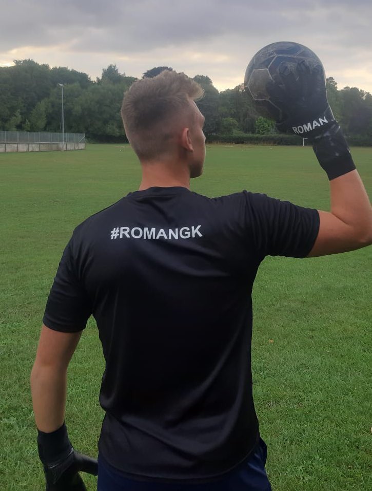 Very excited to announce I have signed a one year contract with @RomanGKgloves for the 2022/23 season ✍🏻 Top of the range quality products which will assist me in my coaching sessions 🧤⚽️ #RomanGK #proudtobearoman