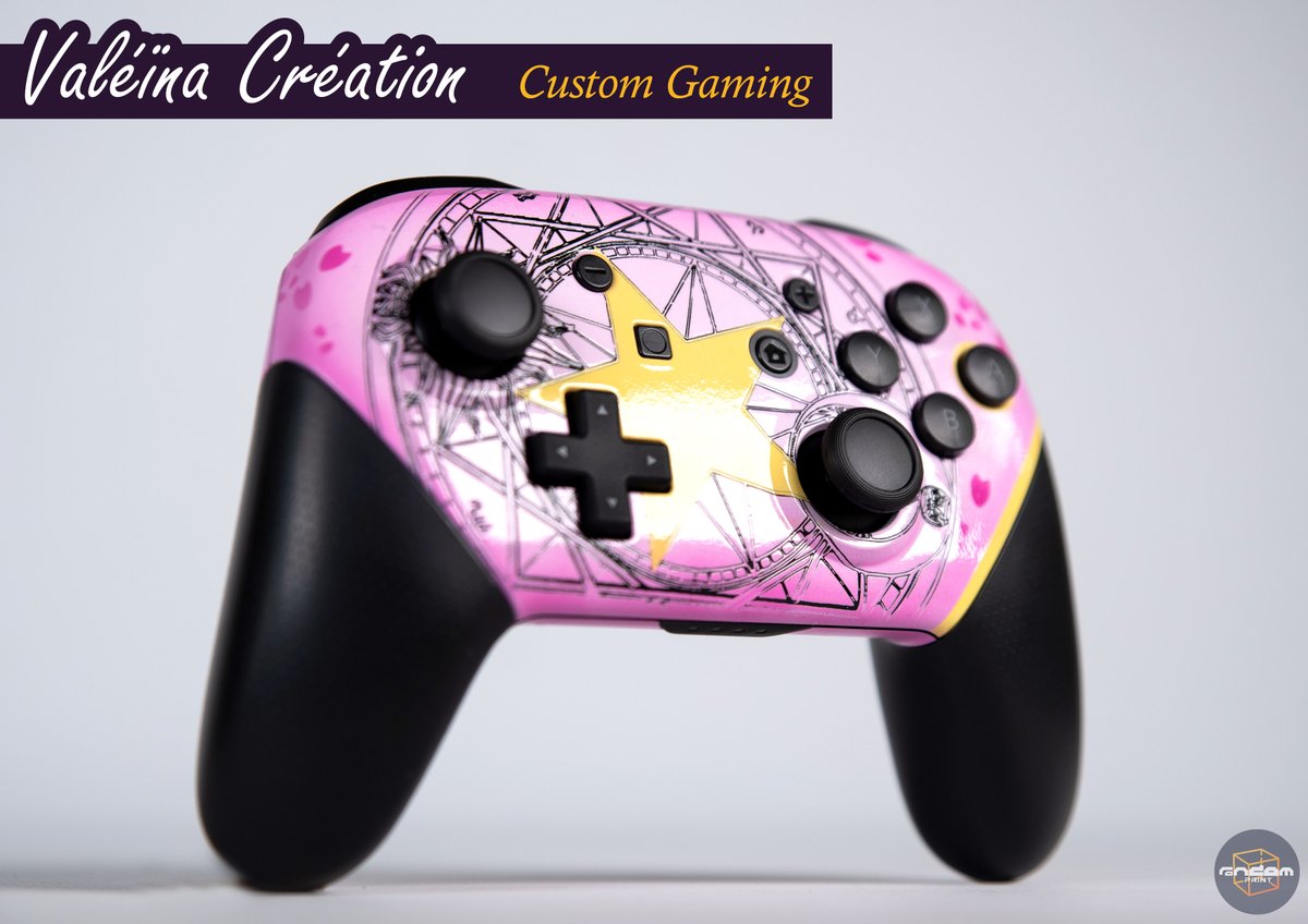 Manette #custom  réalisée il y a quelques mois dans ma société <a href="/RandomPrintSPRL/">Random Print Studio</a> 
Depuis le temps que je voulais créer une manette avec du rose pastel! #CardCaptorSakura  était la licence parfaite pour ça 😃

#Geek #fanart #geekart #NintendoSwitch #Nintendo