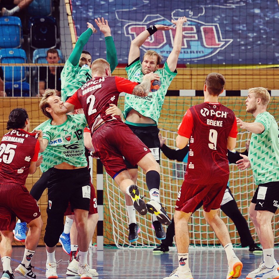VfLPotsdam's tweet photo. Adler und Füchse servieren Appetithappen

Also wenn der heutige Abend nicht Lust auf die kommende Zweitliga-Saison gemacht hat!
Zur offiziellen Saisoneröffnung begrüßte der VfL Potsdam die @FuechseBerlin 🦊 in der @MBS_Arena. 
Wie es lief, lest ihr auf https://t.co/nJ48rHAdMF 🦅 https://t.co/BPXvoLp1KB