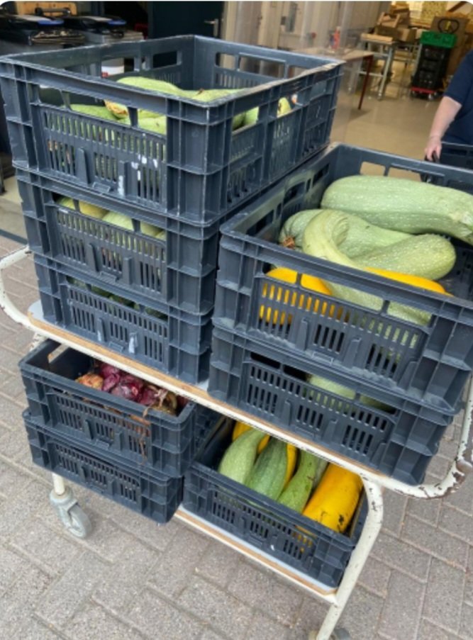 De oogst van de uien en vooral de courgettes was erg groot.  Daarom kon de tuin van de #oogstgenoten een aantal kratten #doneren aan de <a href="/VoedselbankOss/">VoedselbankOss</a> . #blijmee #blijvan #duurzaam #tegenvoedselverspilling <a href="/overdndam/">overdndam</a> <a href="/DatisOss/">Dat is Oss</a> <a href="/prtoerismerave1/">Toeristisch Informatiecentrum Ravenstein</a>