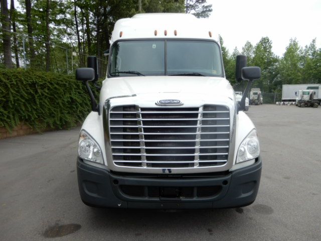 semitrucks's tweet photo. Check this 2015 #Freightliner #Cascadia #Midroof XT #AmeritruckLLC in #Charlotte #NorthCarolina https://t.co/LcEIaF7uwF #truckers #trucksales #trucksforsale https://t.co/RPKeqTjJWo