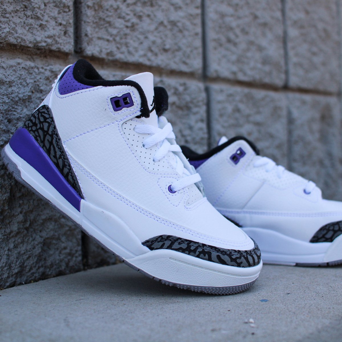 Shiekh's tweet photo. Air Jordan 3 “Dark Iris” 🟣
Drop 8.24.22
#Jordan3 #darkiris #kotd #shiekh #kicksology #hype #kicks #sneakersaddict #kicks0l0gy #sneakgallery #sneakernews #KOTD https://t.co/8lv7L9r4Tu