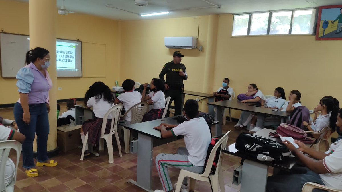 PoliciaDECOR's tweet photo. En el Instituto Técnico Agricola ITA de #Lorica con 
@ProteccionPonal a la infancia y adolescencia, realizamos campaña preventiva contra la violencia escolar, promoviendo dentro de la comunidad estudiantil la Sana convivencia, respeto y tolerancia en los entornos educativos. https://t.co/niai5n32p5