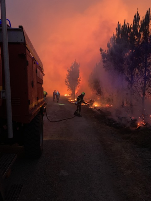 SDIS57's tweet photo. #RenfortsFDF🔥
Retour ce soir de nos 16 sapeurs-pompiers mosellans partis vendredi dernier en renfort sur les feux de forêt #Gironde.
Ils ont été  accueillis par le col Jérôme Boulanger, directeur département adjoint : 'Vous faîtes la fierté du SDIS 57'.

Photos SDIS57 DR https://t.co/FY77FlTEIc
