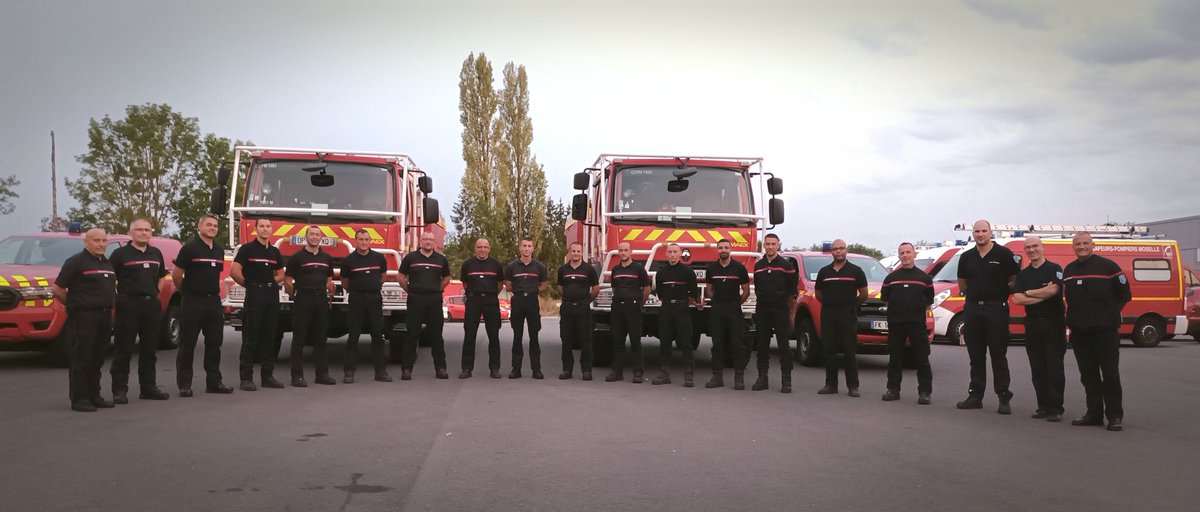 SDIS57's tweet photo. #RenfortsFDF🔥
Retour ce soir de nos 16 sapeurs-pompiers mosellans partis vendredi dernier en renfort sur les feux de forêt #Gironde.
Ils ont été  accueillis par le col Jérôme Boulanger, directeur département adjoint : 'Vous faîtes la fierté du SDIS 57'.

Photos SDIS57 DR https://t.co/FY77FlTEIc
