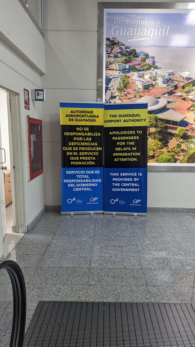 Es lamentable ver que la <a href="/alcaldiagye/">Muy Ilustre Municipalidad de Guayaquil</a> se ponga a pelear como niños de escuela con el gobierno central. Ecuador es uno y al usuario no le interesa de quién es la culpa, lo que le interesa es que se solucione el problema. <a href="/CynthiaViteri6/">Cynthia Viteri</a> haga retirar estos letreros por favor.