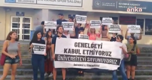 🔥 Üniversite öğrencileri, iki bakanlığın ortak barınma genelgesini protesto etti: İstanbul Kadıköy’de Gençlik ve Spor İlçe Müdürlüğü önünde bir araya gelen üniversite öğrencileri, Gençlik ve Spor Bakanlığı ile İçişleri Bakanlığı tarafından hazırlanan ve… krttv.com.tr/gundem/univers…