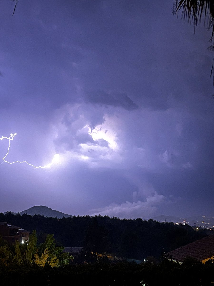 jaumemanacasals's tweet photo. 📍Rubí ⏰21:58h #ElTempsTV3 #llampec #relampago #ray #Vallesoccidental @eltempsTV3🌩⚡️ https://t.co/QNeeuyKkXl
