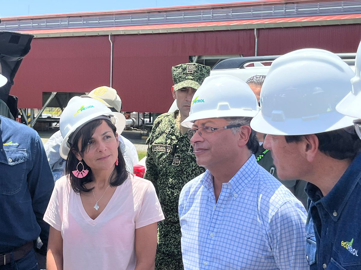 MinEnergiaCo's tweet photo. Listos para trabajar en equipo y seguir haciendo de 
@ECOPETROL_SA ejemplo de la #TransiciónEnergética y lucha contra el cambio climático. El #ParqueSolarSanFernando, que visita la Ministra @IreneVelezT y el Pdte. @PetroGustavo es el proyecto de autogeneración más grande del país https://t.co/59bsVkEMqI