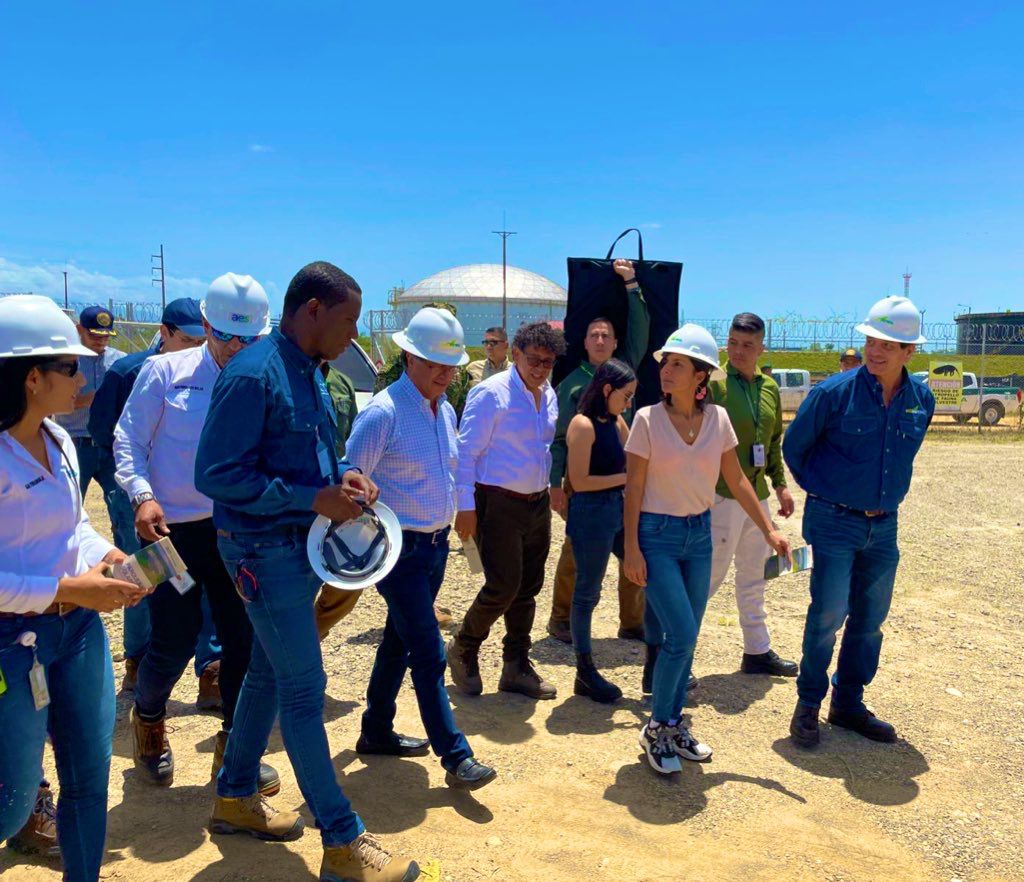 MinEnergiaCo's tweet photo. Listos para trabajar en equipo y seguir haciendo de 
@ECOPETROL_SA ejemplo de la #TransiciónEnergética y lucha contra el cambio climático. El #ParqueSolarSanFernando, que visita la Ministra @IreneVelezT y el Pdte. @PetroGustavo es el proyecto de autogeneración más grande del país https://t.co/59bsVkEMqI