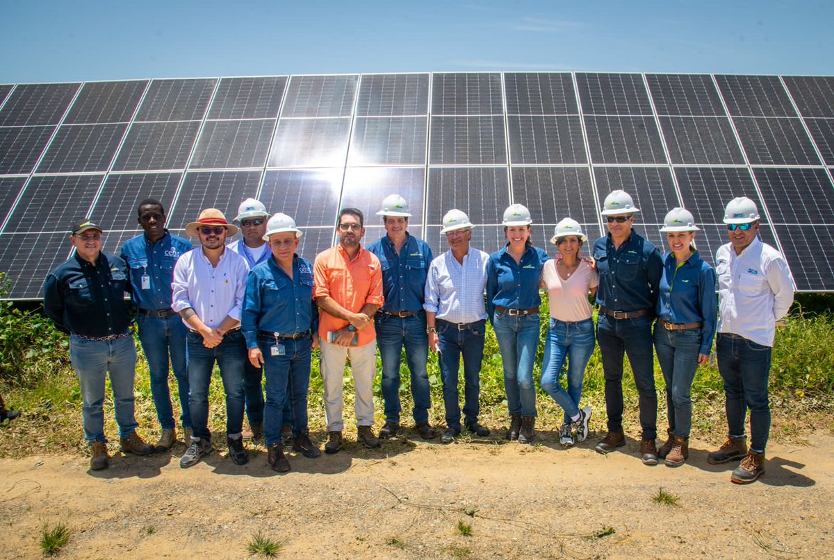 infopresidencia's tweet photo. Durante su agenda en el Meta, el presidente @petrogustavo hizo un recorrido por la Planta Solar y la Estación San Fernando de @ECOPETROL_SA, empresa modelo de la transición energética en Colombia, que va a generar energía renovable preservando nuestros recursos para el futuro. https://t.co/Z5QNhszUIz