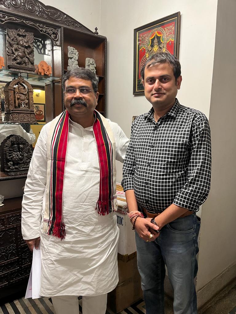 shankudebbjp's tweet photo. We discussed various issues evolving around West Bengal and exchanged ideas for the upcoming days to fight against the ruling government so that we can fulfil the dreams of our beloved PM  @narendramodi of a  Sonar Bangla. https://t.co/gDdECG8Wcj