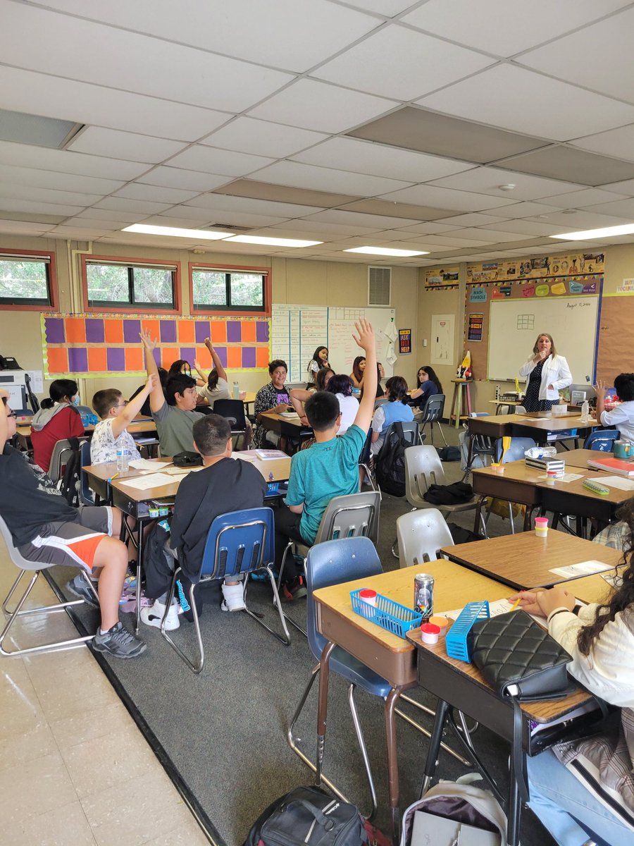 OakbrookAcadArt's tweet photo. Happy First Day! So excited to see pur firends and teachers!  @MMondlock @mcginnis_avery #loveschool https://t.co/w3XHX2vCXy