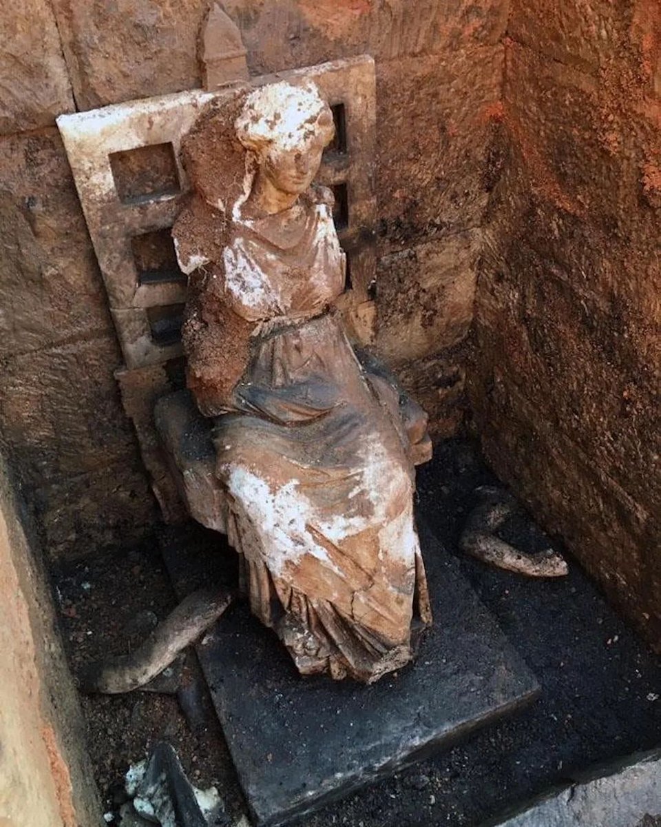 https_laercio's tweet photo. A estátua da deusa mãe Cibele, de 2100 anos, encontrada em 2016 no complexo do Castelo Kurşun em Ordu. A estátua da deusa, representada sentada em seu trono, pesa aproximadamente 200 kg e tem 110 cm de comprimento.
#arqueofilia #arqueologia  #kibele #cibele #estátua #escultura https://t.co/fjkr8AvLSc