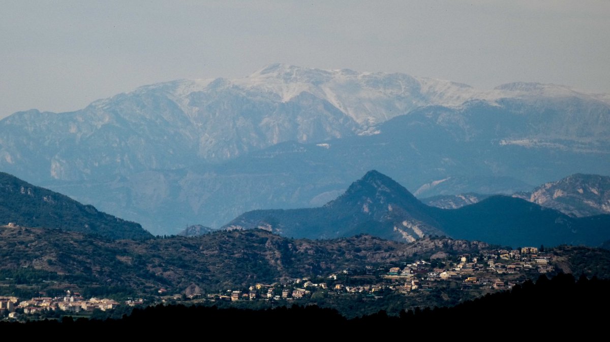 jmpicasprat's tweet photo. M’ho ha semblat però com que no ho tenia clar no ho he compartit. Ara si, després de veure el #eltempstv3 #tosadalp #latosa #berguedà @TomasMolinaB @Vakapiupiu #pedra #pedregada #calamarça #calamarçada des de #casserres https://t.co/oIrGVSxseP