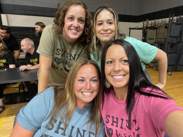 MsNambo76's tweet photo. Such a great time listening to @DevinCHughes ! @DLDistrict76 #sparkleon #makemomentsmatter #d76diamonds https://t.co/0f9ZGSl98y