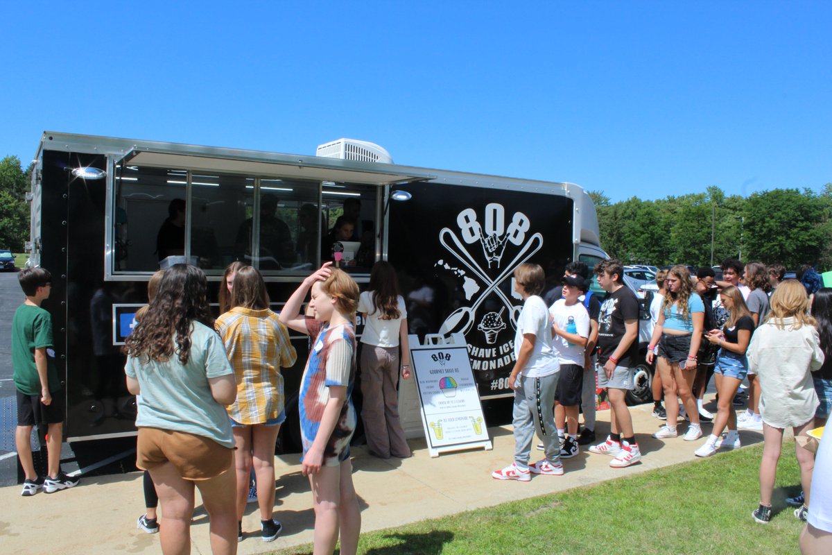 strongsvillecs's tweet photo. Thank you @808_shaveice for providing the cool treats for our @HS_Strongsville Freshmen today! #MustangsFirstDay #WeAreStrongsville #BeTheDifference https://t.co/yQcWDC6CVq