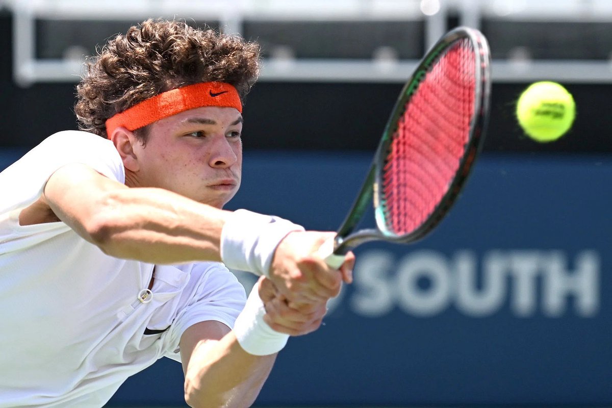 BenoitMaylin's tweet photo. 😳 Mais d’où il sort ce gamin?! Ben Shelton 19 ans 1m93 gaucher est champion universitaire aux USA en mai. Ok. 2 mois et demi après, il est en 1/8èmes de son 1er M1000 avec les scalps de Sonego en 3h03 puis Ruud n°5 mondial 3 et 3! 548ème en mai, aujourd’hui 171ème! Bluffant. https://t.co/JY0jg1bM7g