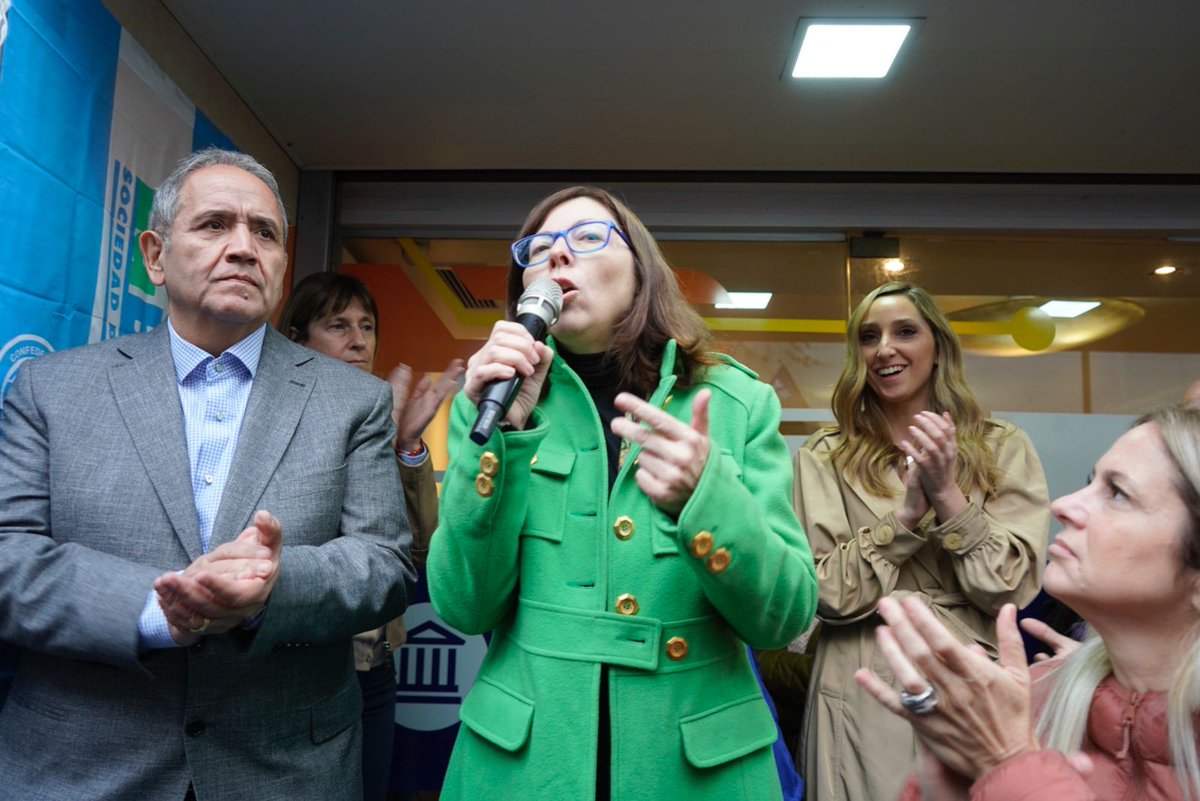 sbatakis's tweet photo. Junto a @SergioOPalazzo de la @La_Bancaria firmamos un acuerdo histórico para reconocer como personal bancario a los trabajadores y trabajadores de @NacionServicios, que hoy saldaron una lucha de más de 10 años. https://t.co/bypj6hK3ON