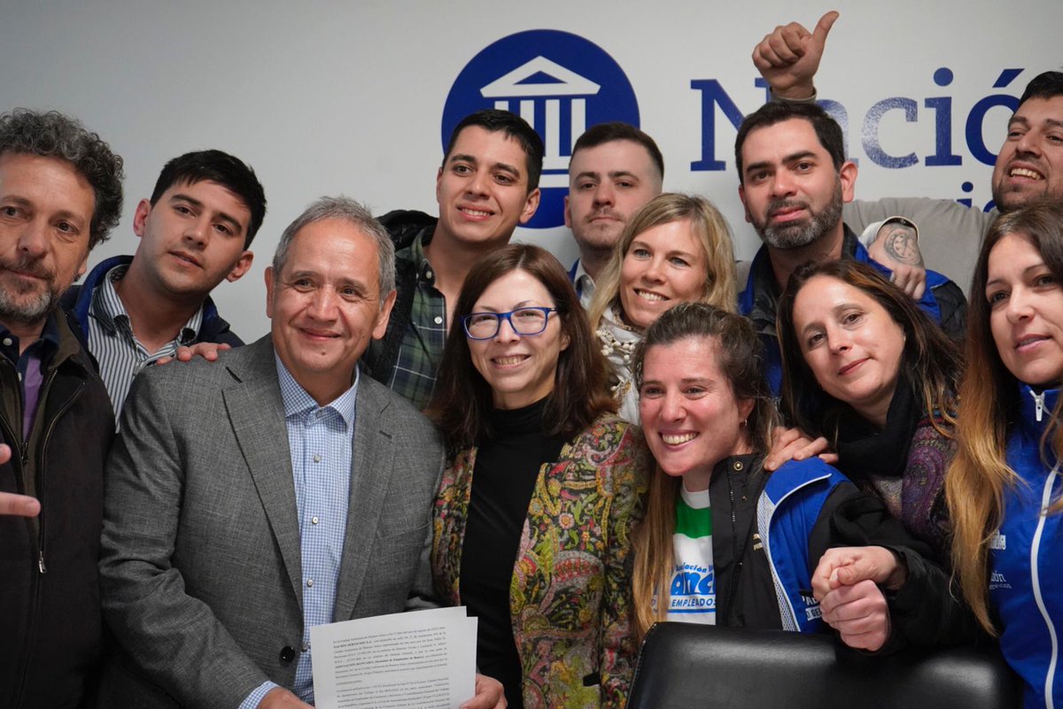 sbatakis's tweet photo. Junto a @SergioOPalazzo de la @La_Bancaria firmamos un acuerdo histórico para reconocer como personal bancario a los trabajadores y trabajadores de @NacionServicios, que hoy saldaron una lucha de más de 10 años. https://t.co/bypj6hK3ON