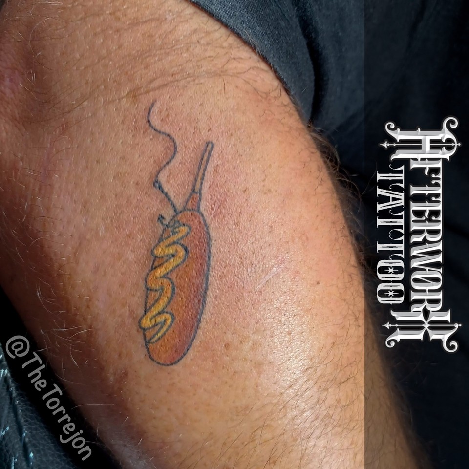 thetorrejon's tweet photo. Very grateful to my favorite couple who let me do these ridiculous tattoos on them!
#tatt #Tattoo #Tattooartist #dorkfish #fish #corndog #coupletattoos #relationshipgoals https://t.co/pQ3ZnvT9xt