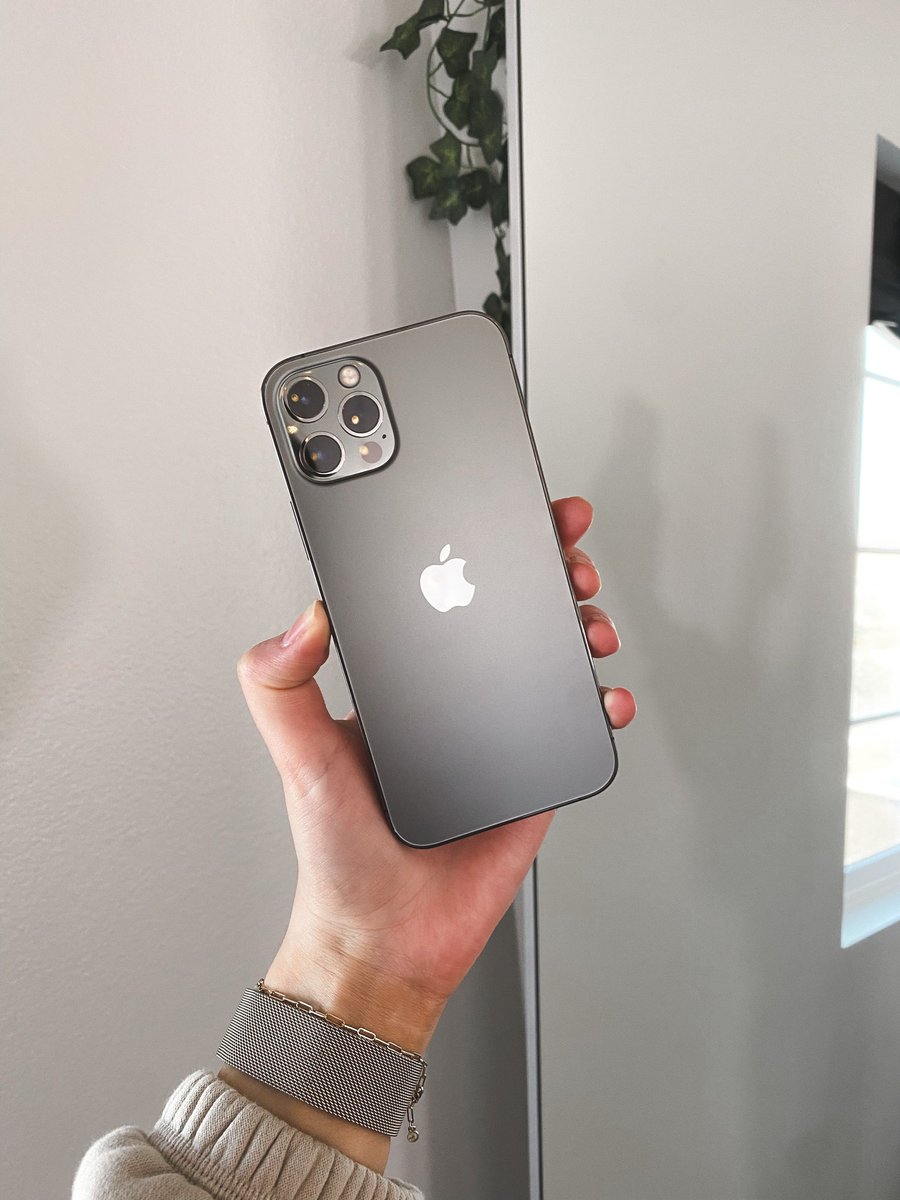 Ferhat20048426's tweet photo. Yeni telefonum sonunda ❤🖤 https://t.co/OD6Tyea7QI