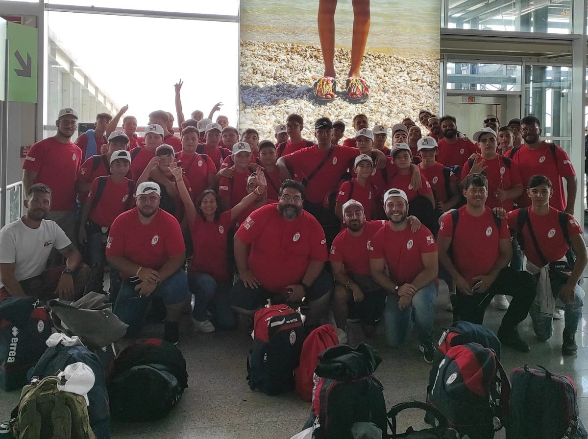 EnglandRugby's tweet photo. Meet 𝗕𝗿𝗶𝗴𝗮𝗻𝘁𝗶 𝗱𝗶 𝗟𝗶𝗯𝗿𝗶𝗻𝗼 rugby club from Sicily 👋

The mafia torched their clubhouse, burned their minibus &amp; intimidated players.

@BoltonRUFC heard of their plight &amp; agreed to pay for 51 of them to fly over for the trip of a lifetime. 

The rugby family 👏👏👏 https://t.co/2hFtuxLWro