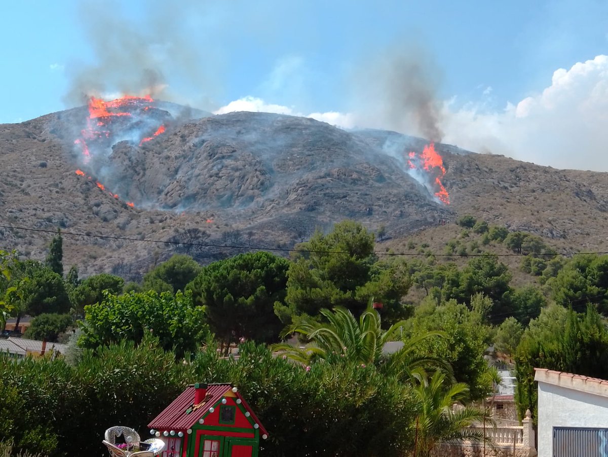 MeteoSE's tweet photo. Lamentablemente no todo son buenas noticias. 

El #IFPetrer declarado en la Serra del Cavall sube a nivel 1. Tenemos varias estaciones meteorológicas junto a los compañeros de @MeteoVinalopo por la zona, por si sus datos son de utilidad. 

✅ https://t.co/kHSL3lut4p https://t.co/0YnHBXxMMj