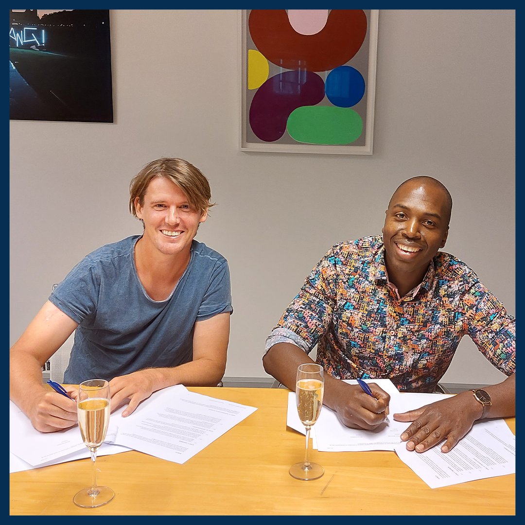 InsideBoeken's tweet photo. Tijd voor champagne! Vandaag tekenden Jan Koning en @StevenBrunswijk het contract voor de biografie van Steven.
#jankoning #stevenbrunswijk #biografie #cabaretier #brabant #suriname #uitgeverijinside #overamsteluitgevers https://t.co/N03fjwitED
