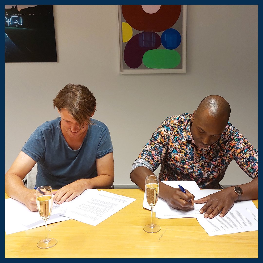 InsideBoeken's tweet photo. Tijd voor champagne! Vandaag tekenden Jan Koning en @StevenBrunswijk het contract voor de biografie van Steven.
#jankoning #stevenbrunswijk #biografie #cabaretier #brabant #suriname #uitgeverijinside #overamsteluitgevers https://t.co/N03fjwitED