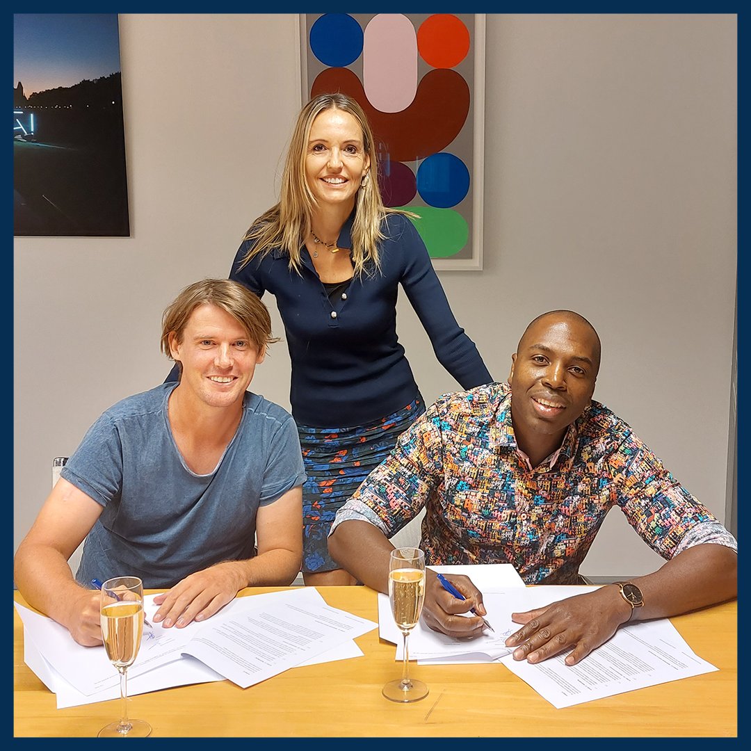 InsideBoeken's tweet photo. Tijd voor champagne! Vandaag tekenden Jan Koning en @StevenBrunswijk het contract voor de biografie van Steven.
#jankoning #stevenbrunswijk #biografie #cabaretier #brabant #suriname #uitgeverijinside #overamsteluitgevers https://t.co/N03fjwitED
