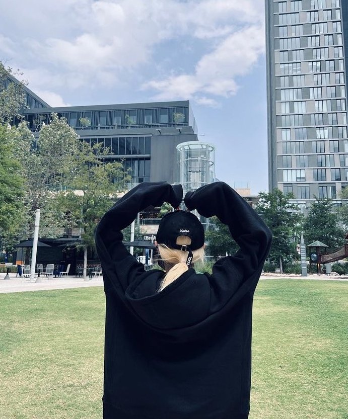 GIDLEMX's tweet photo. 📸 | #YUQI actualizó su Instagram.  

Son fotos que se tomó caminando por San Pedro, Nuevo Léon. 🥺💜 En su perfil hay más, vayan a darle like. 👍

🔗https://t.co/P4jXnErF7a

#GIDLE #여자아이들 @G_I_DLE https://t.co/5V6hL3Qriv