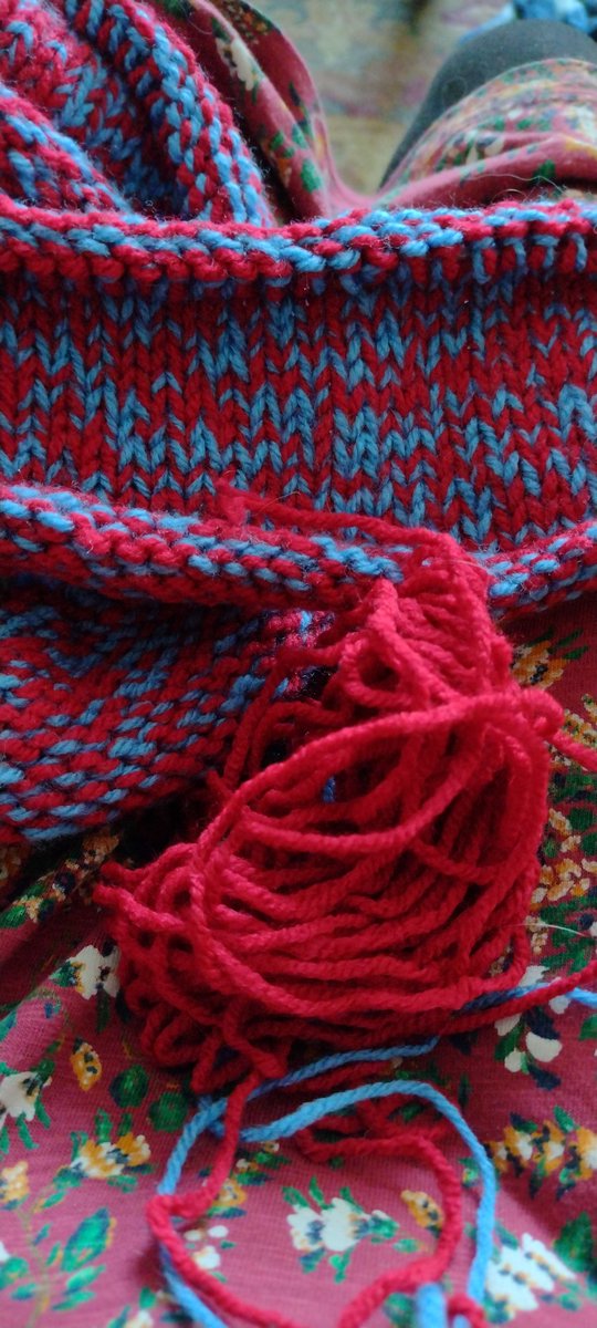 YSalm_o_Fendith's tweet photo. Currently playing #YarnChicken 
Will there be enough red for another row of my #scrapghan ?😂 https://t.co/3QPXGFIASn