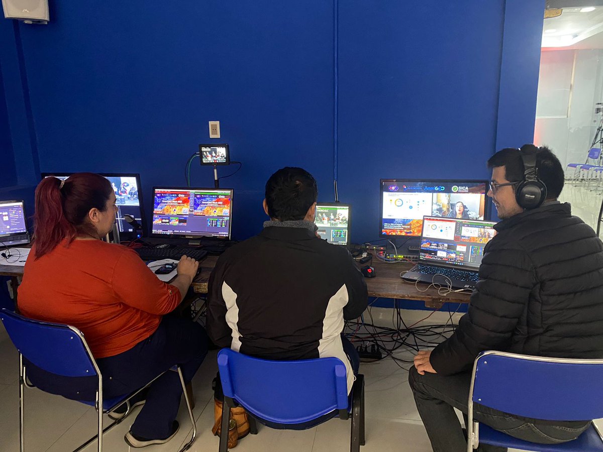 AmeriGEO's tweet photo. Muchas gracias a nuestro equipo técnico que está apoyando con la transmisión en vivo de #AmeriGEOWeek2022. Un reconocimiento especial por ayudarnos a difundir por todo el mundo el trabajo que realizamos en la región. 
@AEP_News @uamericana @sg_sica 
#migrationinfocus #eochat https://t.co/xMCX243hi2