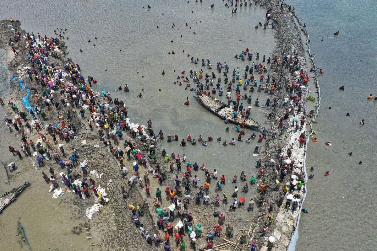 auni_auniket's tweet photo. Coastal people voluntarily repair a damaged embankment that collapsed three times in a month due to rising tide in the coastal region of Bangladesh.
#Globalwarming #ClimateChange #aerialview #climatevisuals #rising_tide #sea_level_rise https://t.co/qGh1Mt5N5u