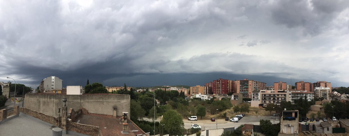 Arc de tempesta acostant-se a #Figueres #AltEmpordà