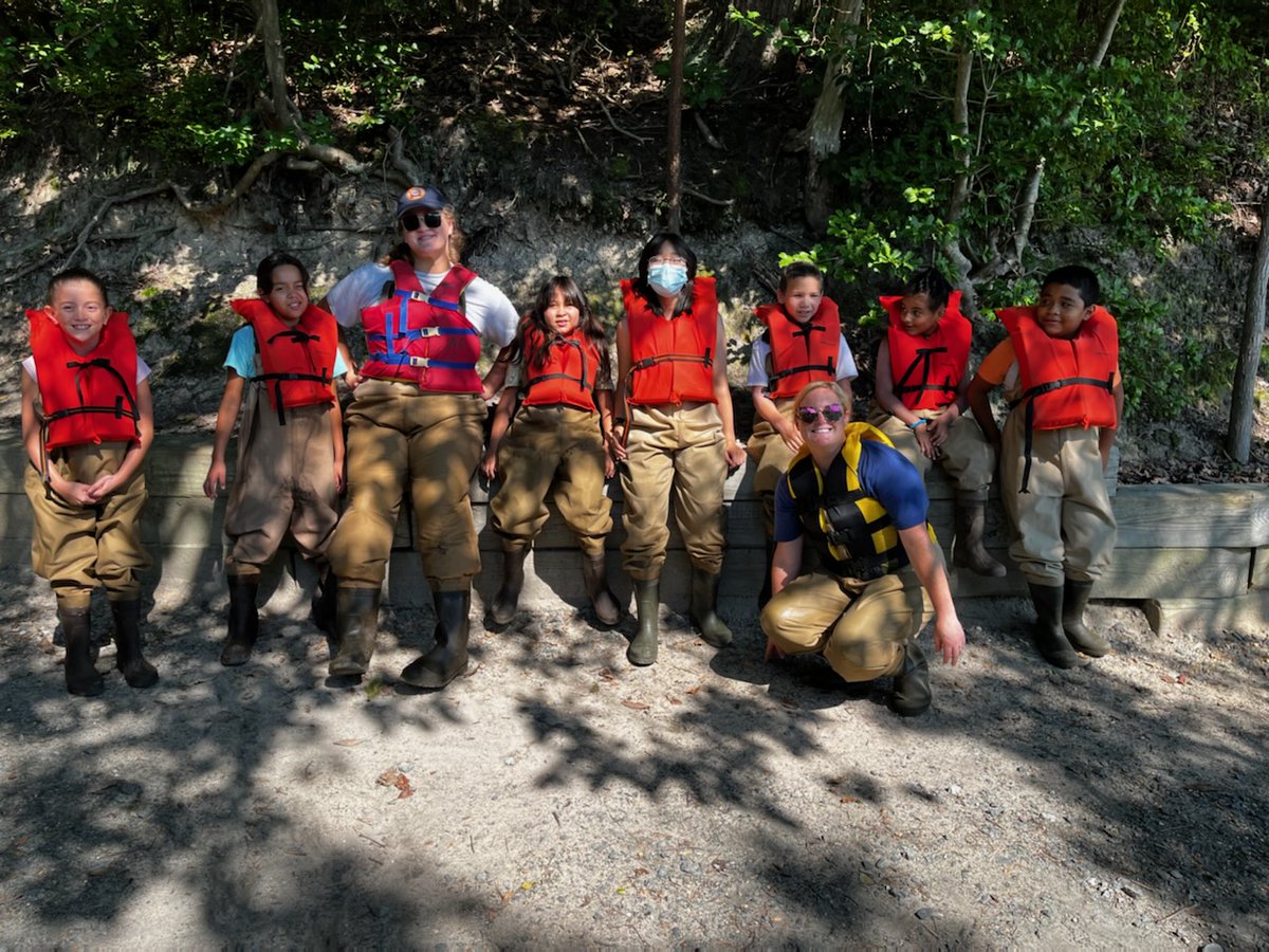 Me mantuve activa en el verano en el Campo de Bosque <a href="/AEchoEnvEdAACPS/">Arlington Echo Outdoor Education Center 🌳</a>. En la foto, estamos listos para seining :) #elverano #CampodeBosque #explorar