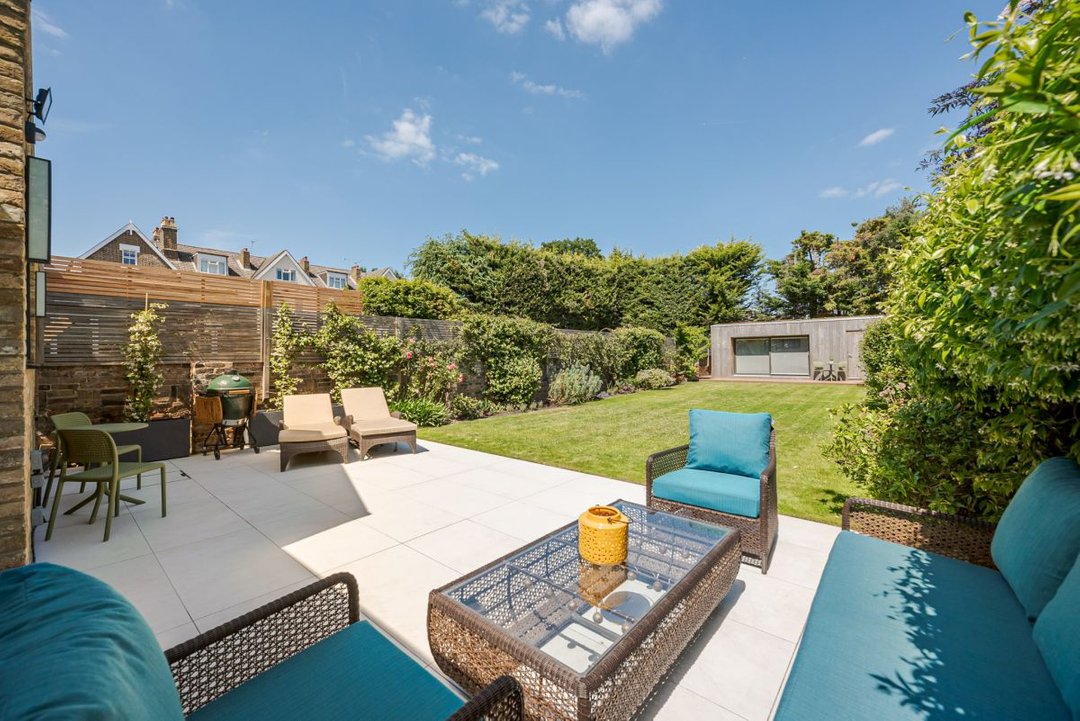 LocationWorks's tweet photo. West London Semi detached home! Absolutely stunning #garden on this one, please dm! X
.
.
.
.
.
#brickhouse #gardeninspo #location #locations #locationscout #locationscouts #locationscouting #filmfriendlylocation #locationworks #lwlocationinspiration #filmandtv #documentingspace https://t.co/3zuqlU5kYA