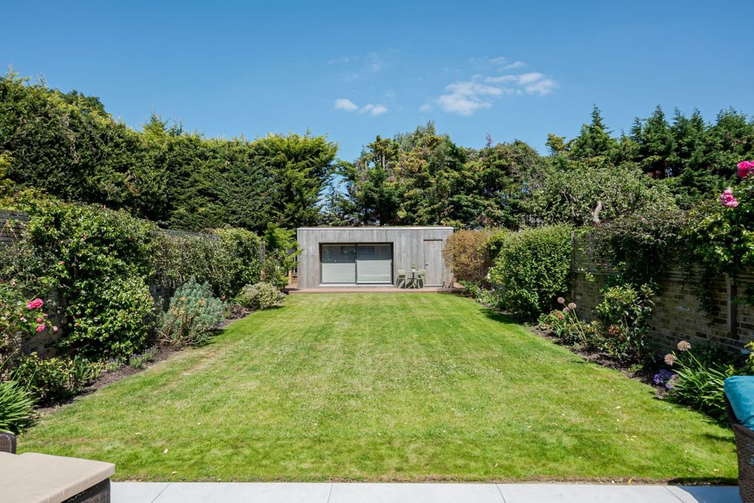 LocationWorks's tweet photo. West London Semi detached home! Absolutely stunning #garden on this one, please dm! X
.
.
.
.
.
#brickhouse #gardeninspo #location #locations #locationscout #locationscouts #locationscouting #filmfriendlylocation #locationworks #lwlocationinspiration #filmandtv #documentingspace https://t.co/3zuqlU5kYA