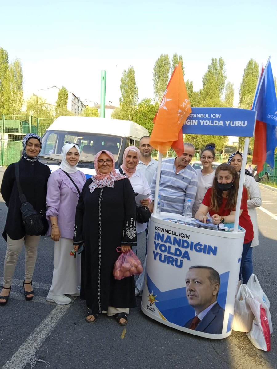 AKBahcelievler's tweet photo. 📍Cumhuriyet

Mahalle standında üye çalışmalarına, tüm içtenlik ve samimiyetleriyle dur durak bilmeden devam ediyor.

AK Ailemize her gün yenilerini ekleyip, #2023 hedeflerimize doğru hızla yol alıyoruz...💪🇹🇷

#YüzYüze100Gün https://t.co/J251fAjMNh