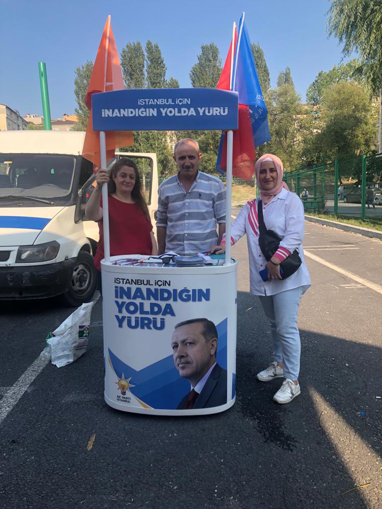 AKBahcelievler's tweet photo. 📍Cumhuriyet

Mahalle standında üye çalışmalarına, tüm içtenlik ve samimiyetleriyle dur durak bilmeden devam ediyor.

AK Ailemize her gün yenilerini ekleyip, #2023 hedeflerimize doğru hızla yol alıyoruz...💪🇹🇷

#YüzYüze100Gün https://t.co/J251fAjMNh