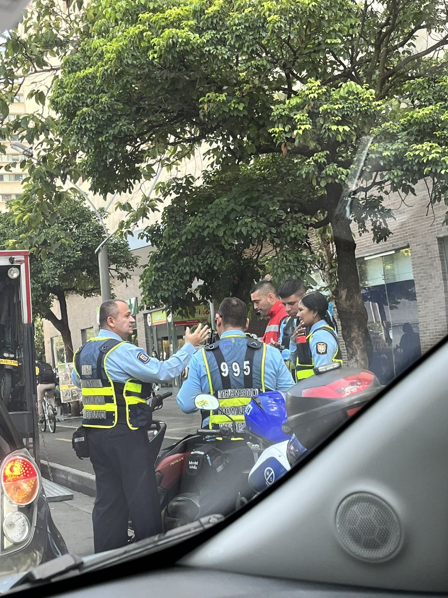 Luisi_G's tweet photo. @transitopolicia encontrarse en un trancón en ciudad del Río y ver cómo hay una reunión de policías obstaculizando el tráfico es frustrante https://t.co/ClZqQJ19rH