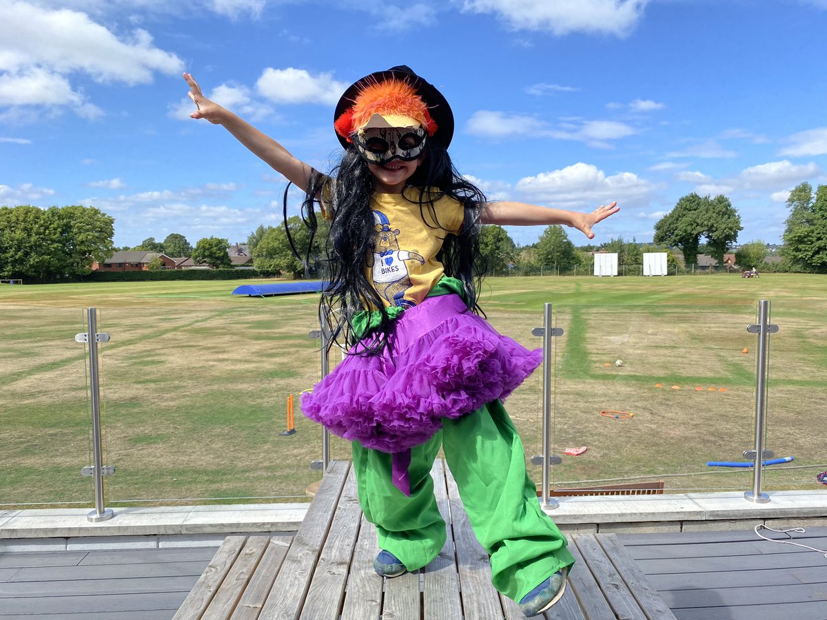 Fun__Camp's tweet photo. Photoshoot for our handmade photo frames! 📸 #FunCamp https://t.co/QCQtBj5u8h